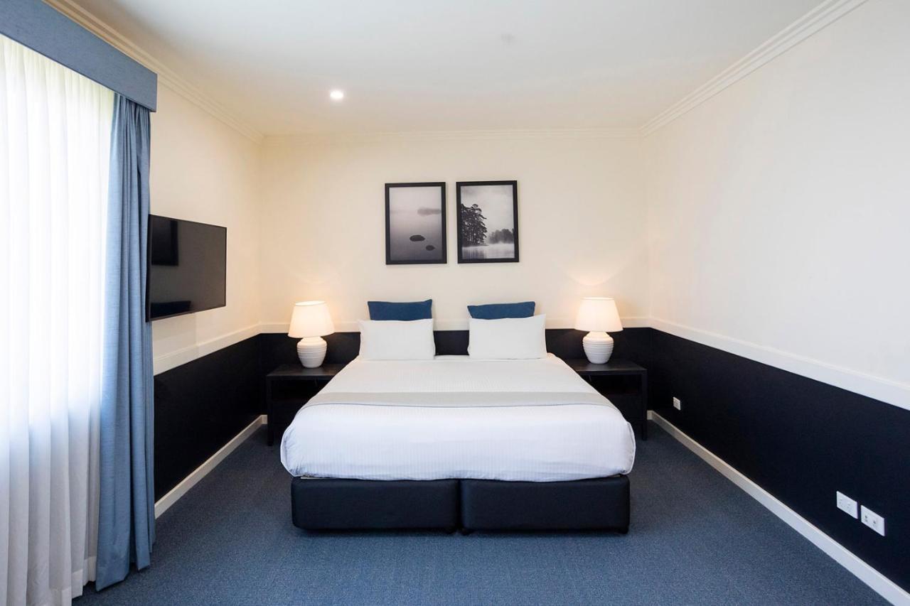Hawkesbury Race Club Motel Windsor Exterior foto A room at the hotel