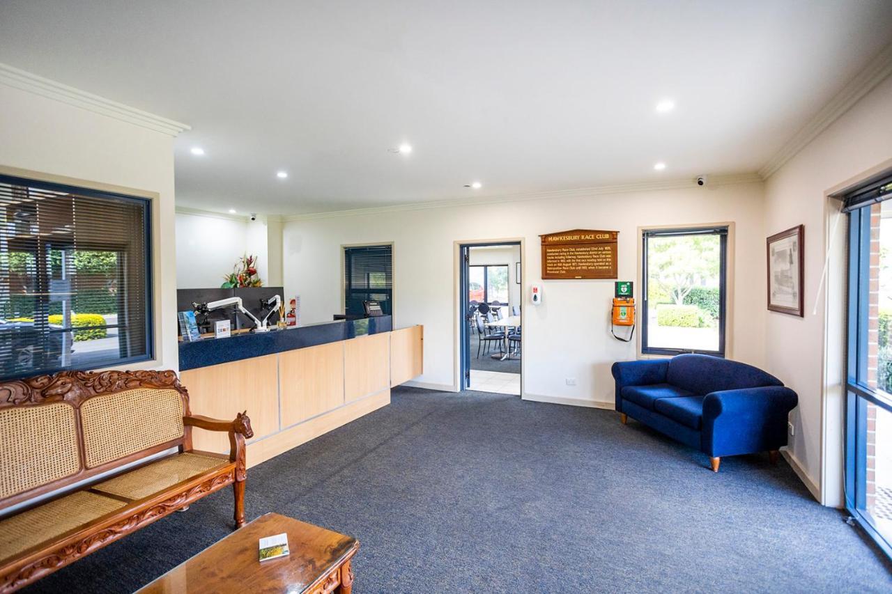 Hawkesbury Race Club Motel Windsor Exterior foto Reception