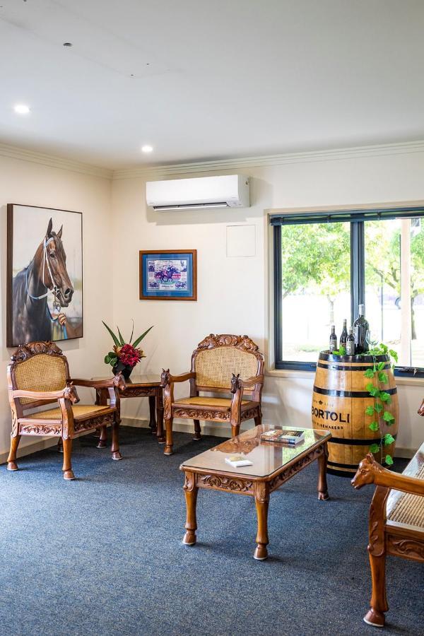 Hawkesbury Race Club Motel Windsor Exterior foto The interior of the visitor's centre at the Barossa Valley wine region