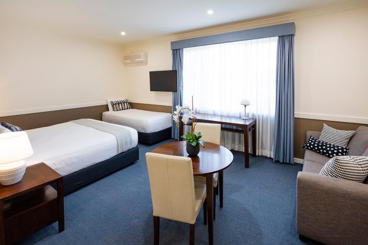 Hawkesbury Race Club Motel Windsor Exterior foto A room at the hotel