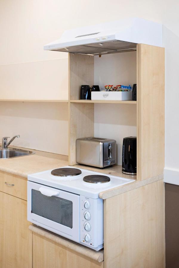 Hawkesbury Race Club Motel Windsor Exterior foto A typical kitchen in a student flat