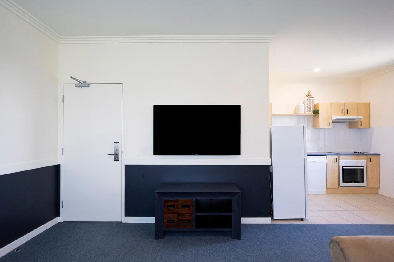 Hawkesbury Race Club Motel Windsor Exterior foto A typical apartment at the University of Western Australia