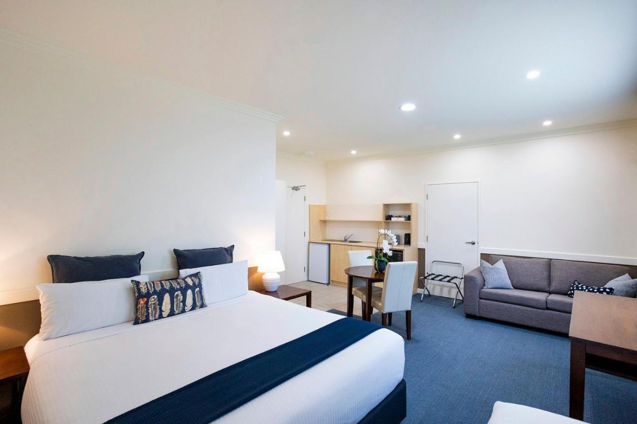 Hawkesbury Race Club Motel Windsor Exterior foto A typical studio apartment